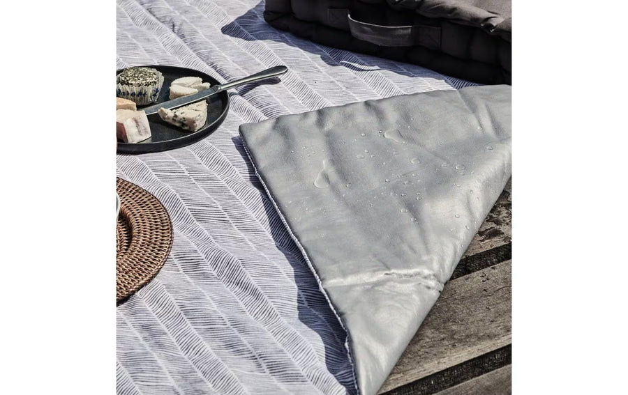 Urbanara Picknickdecke Mallur 130 x 190 cm - Taubenblau / Naturweiss